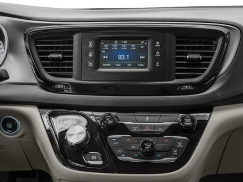 Used 2017 Chrysler Pacifica Touring image 13