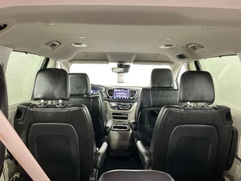 Used 2023 Chrysler Pacifica Touring-L FWD image 24