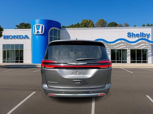 Used 2023 Chrysler Pacifica Touring-L image 7