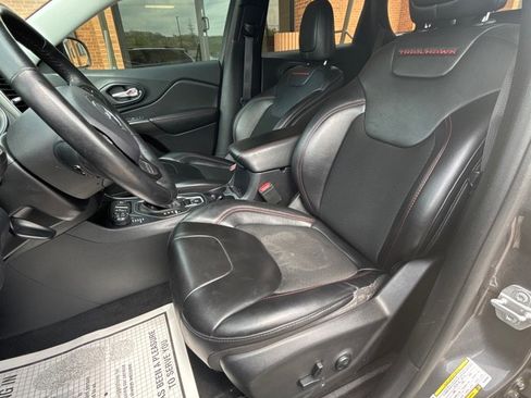 Used 2019 Jeep Cherokee Trailhawk w/ Comfort/Convenience Group image 10