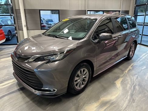 Used 2022 Toyota Sienna XLE FWD image 36