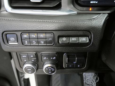 Used 2022 GMC Yukon Denali w/ Denali Premium Package image 30