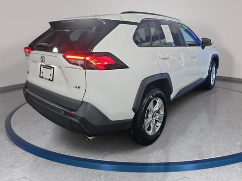 Used 2021 Toyota RAV4 XLE w/ Convenience Package FWD image 5