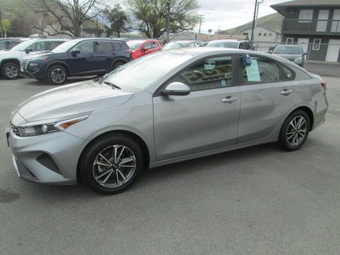 Used 2022 Kia Forte LXS w/ LXS Technology Package FWD image 3
