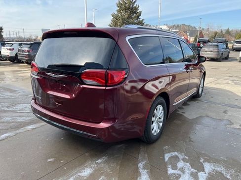 Certified 2019 Chrysler Pacifica Touring-L image 5