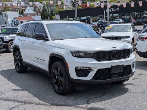 Used 2023 Jeep Grand Cherokee Limited w/ Luxury Tech Group II AWD/4WD image 4
