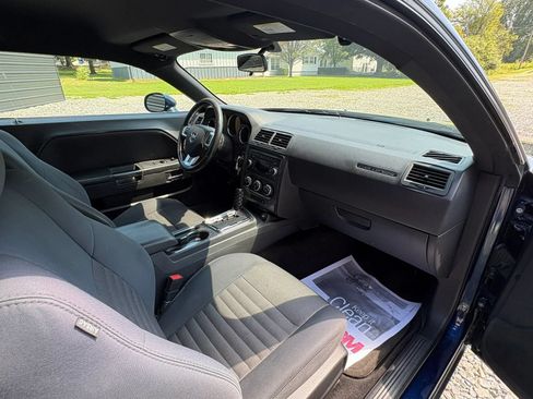 Used 2014 Dodge Challenger SXT RWD image 10