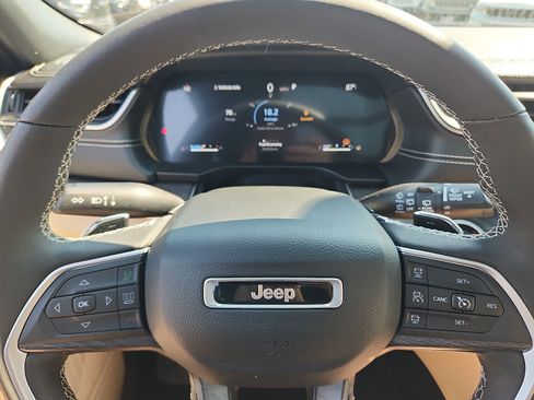 Used 2023 Jeep Grand Cherokee Limited w/ Luxury Tech Group II AWD/4WD image 21