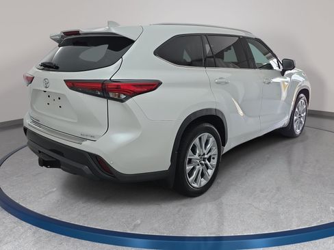 Used 2023 Toyota Highlander Limited FWD image 5