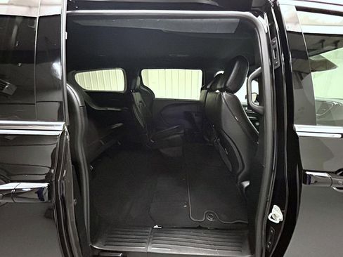 Used 2025 Chrysler Pacifica Select FWD image 17