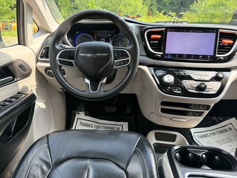Used 2022 Chrysler Pacifica Touring-L FWD image 13