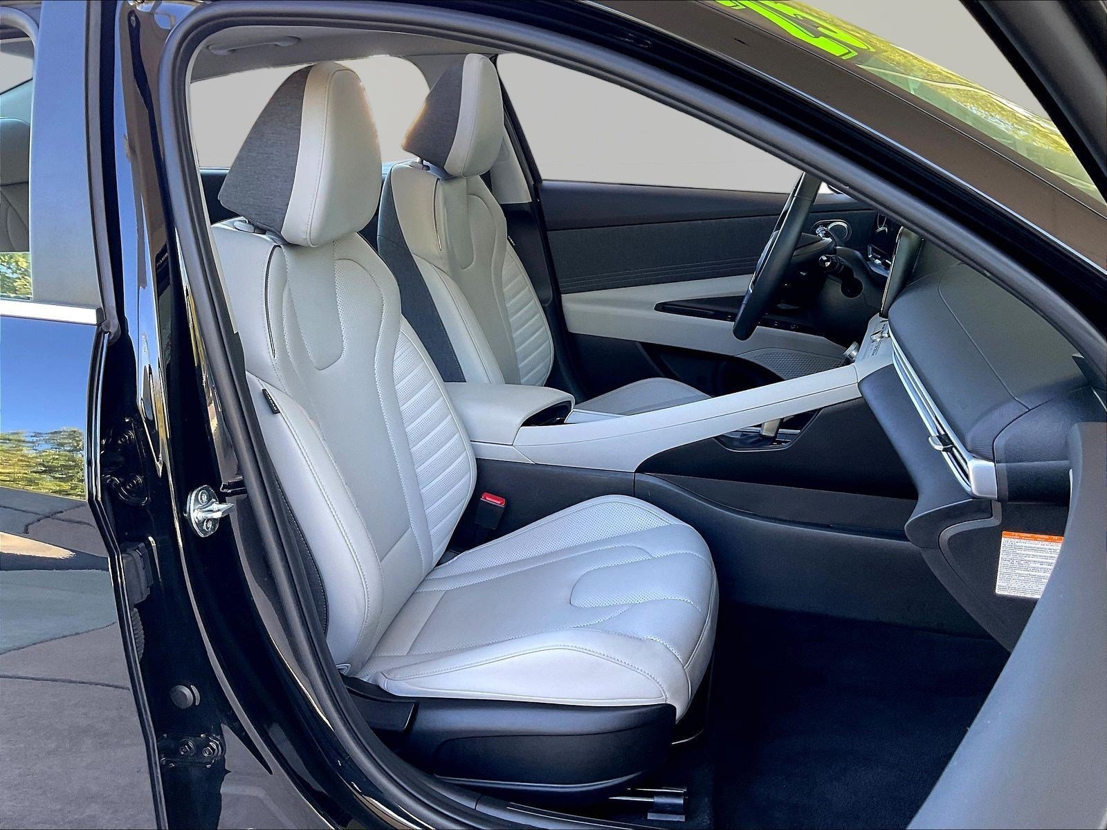 Used 2025 Hyundai Elantra Limited FWD image 28