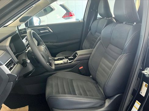 New 2025 Mitsubishi Outlander SE image 9