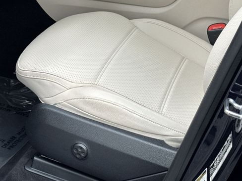 Used 2023 Mercedes-Benz GLC 300 4MATIC image 19