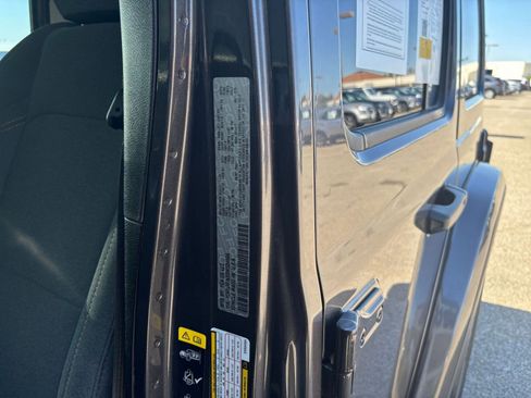 Used 2025 Jeep Wrangler Unlimited Sahara AWD/4WD image 29