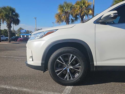 Used 2019 Toyota Highlander LE image 18