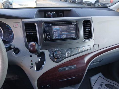 Used 2014 Toyota Sienna XLE image 15