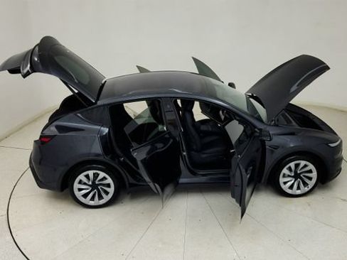 Used 2026 Tesla Model Y Long Range RWD image 36