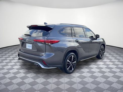 Used 2022 Toyota Highlander XSE FWD image 9