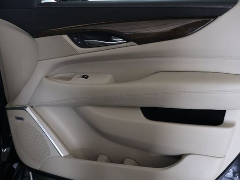 Used 2018 Cadillac Escalade ESV Luxury AWD/4WD image 12