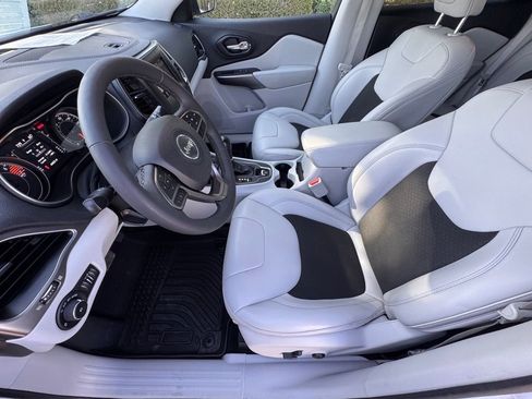 Used 2021 Jeep Cherokee Latitude Plus image 11