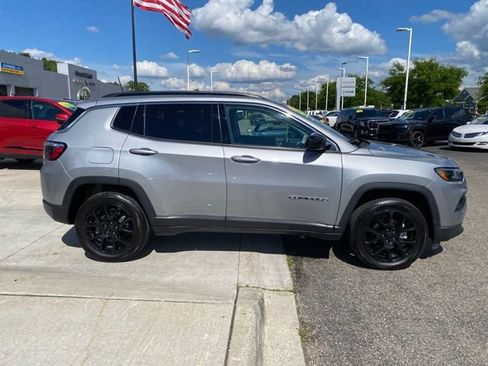Used 2022 Jeep Compass Latitude AWD/4WD image 2