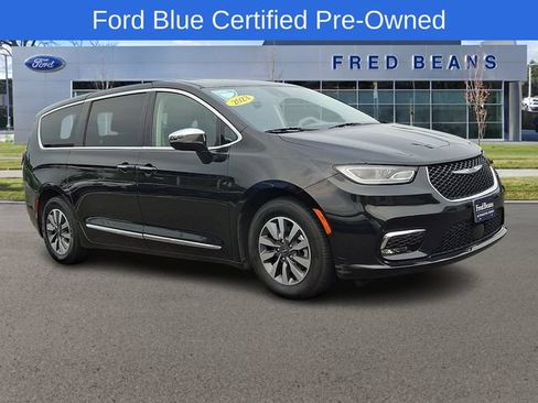 Used 2023 Chrysler Pacifica Limited FWD image 1
