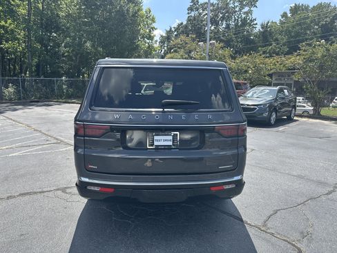Used 2024 Jeep Wagoneer L Series II RWD image 8