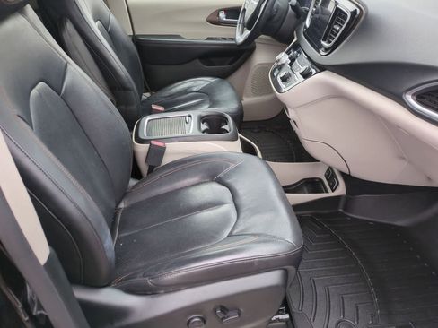 Used 2018 Chrysler Pacifica Touring-L Plus w/ Tire & Wheel Group FWD image 17