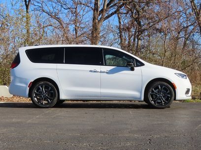 New 2026 Chrysler Pacifica Select