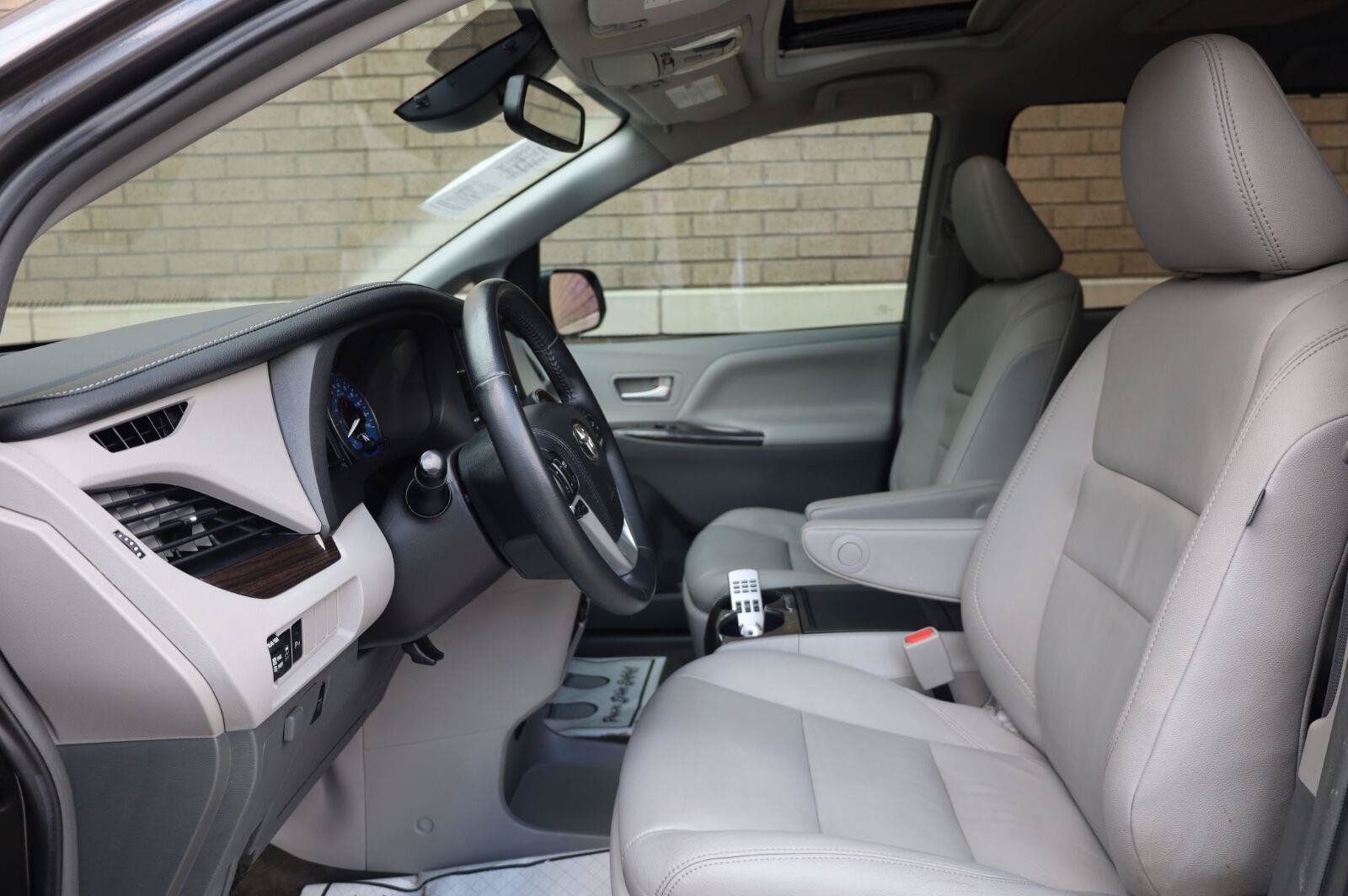 Used 2019 Toyota Sienna XLE Premium FWD image 15