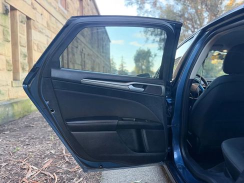 Used 2018 Ford Fusion SE w/ Fusion SE Technology Package image 16