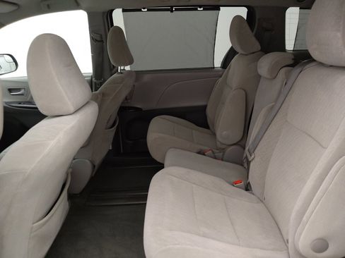 Used 2017 Toyota Sienna LE FWD image 18