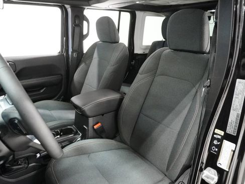 Used 2025 Jeep Wrangler Unlimited Sahara image 12