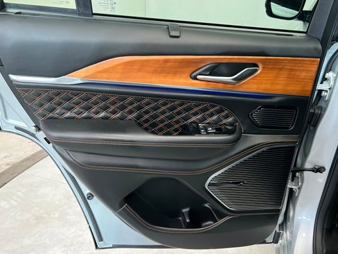 Used 2024 Jeep Grand Cherokee Summit image 18