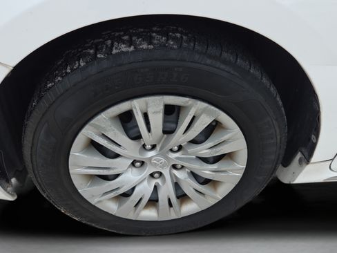 Used 2014 Toyota Camry LE FWD image 38
