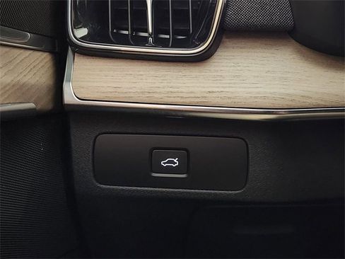 Used 2025 Volvo XC90 B6 Plus image 21
