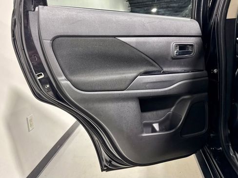 Used 2016 Mitsubishi Outlander SE image 24