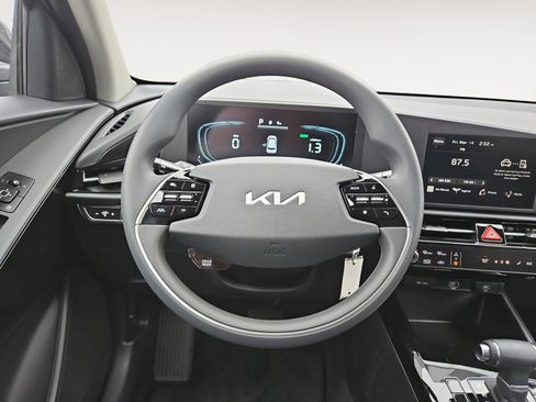 Used 2025 Kia Niro LX image 12