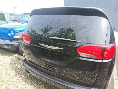 Used 2023 Chrysler Voyager LX FWD image 5