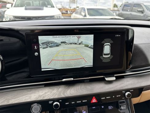 Used 2024 Kia Carnival EX image 17