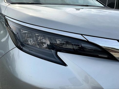 Used 2025 Toyota Sienna XLE FWD image 32