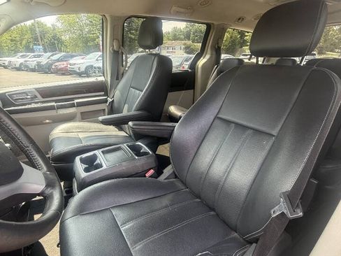 Used 2010 Chrysler Town & Country Touring Plus FWD image 13
