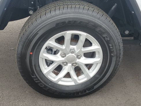 Used 2023 Jeep Gladiator Sport image 6