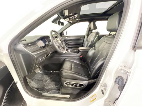 Used 2022 Jeep Grand Cherokee Overland w/ Luxury Tech Group IV AWD/4WD image 20