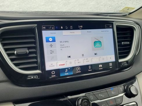 Certified 2024 Chrysler Pacifica Touring-L image 9