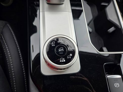 New 2025 Mitsubishi Outlander SE image 25