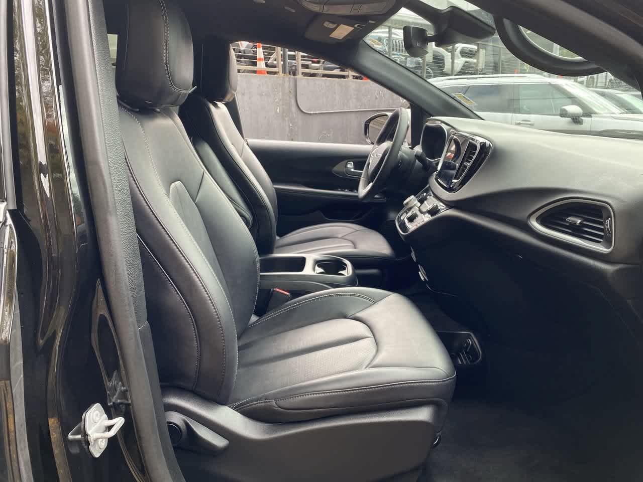Used 2025 Chrysler Pacifica Select FWD image 17