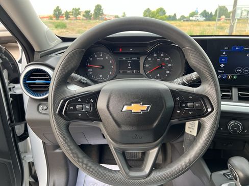 Used 2024 Chevrolet Trax LS w/ LS Convenience Package FWD image 10