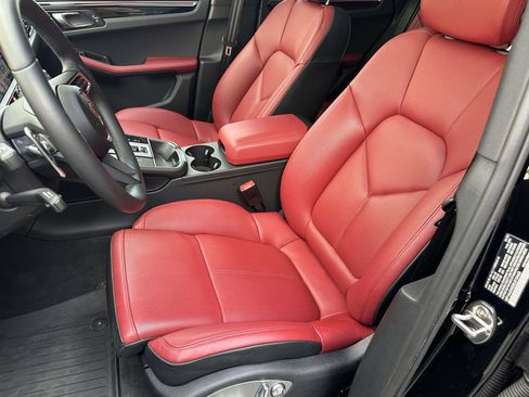Used 2025 Porsche Macan AWD/4WD image 12